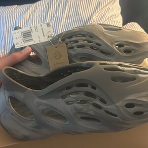yeezy foam runner onyx size 11